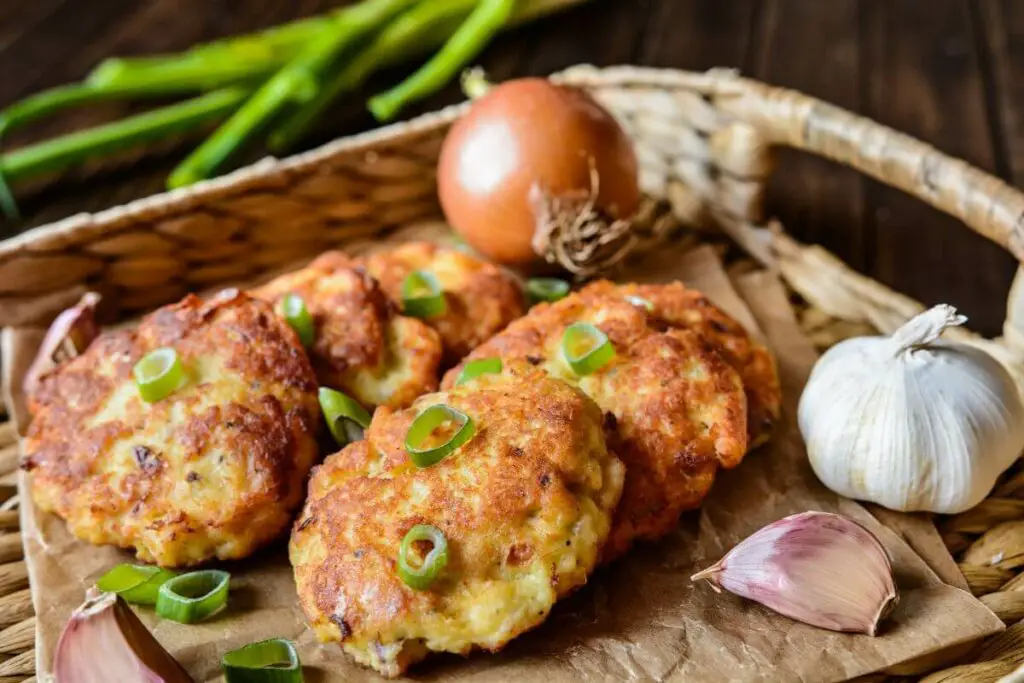A wicker basket filled with mouthwatering chicken patties seasoned with onions and garlic, perfect for those with sensitive stomachs. Perfect snacks for ibs, providing a delicious and healthy option